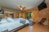 Stunning Mtn Views, Hot Tub+Fire Pit, Fireplace~Grill, WiFi, Private, Near Town!