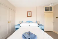 Stunning and spacious Georgian town house in historic town centre with parking!