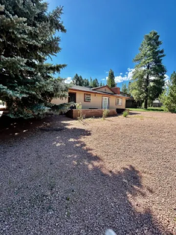 Country Club Reining Deer Ranch. Snowbowl, Golf, Fireplace!