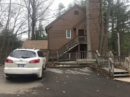 Chic and Cozy Condo Отели в г. Глен Арбор Тауншип