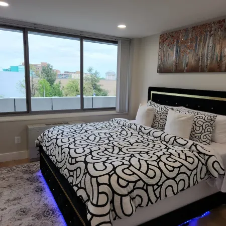 Cozy King suite at the Heart of Towson.