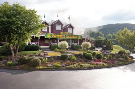 Respite in Royal Oaks Downtown Blowing Rock, by Main St pets ok 2BD 2BA #3521423