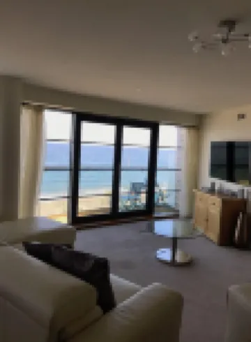 Beachside, stunning apartment with sea and harbour views