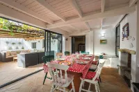 Quirky spacious village house with plunge pool and outdoor cinema Hotels in Andevalo