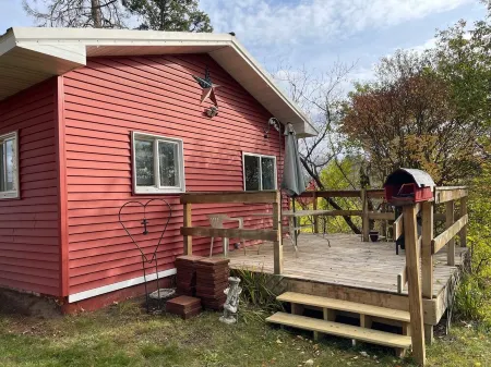 Siri's Pride & Joy Cute 2 bed/2 bath bungalow nestled on a private corner lot