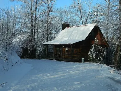 Gatlinburg Authentic Honeymoon  Log Cabin.