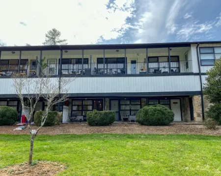 Lakefront Condo  Historic Flat Rock at Mill House Lodge Sleeps 2 Newly Renovated Hoteles en Flat Rock