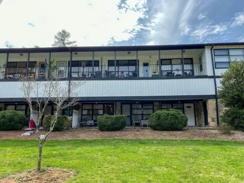 Lakefront Condo Historic Flat Rock at Mill House Lodge Sleeps 2 Newly Renovated