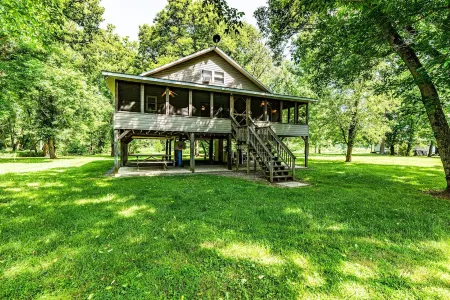 Waterfront Cabin - Family and Dog Friendly