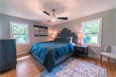 The Parkview House. Hot Tub, Arcade & Park! Hotels near Blain's Farm & Fleet - Dubuque, Iowa