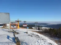 Cable car, lift, slopes, ski schools are within walking distance. Family friendly