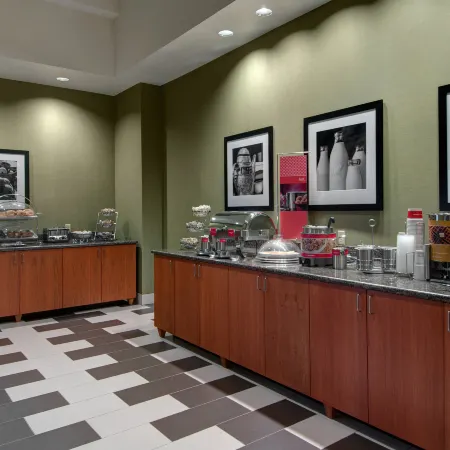 Hampton Inn & Suites Astoria