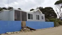 Beachside Cottage in great location, only 30min from CBD Отели рядом с достопримечательностью «Парк Креморн Апекс»