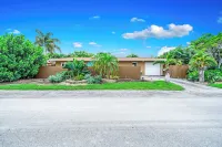 Heated Pool & Tiki Hut! Air Hockey+Close To Beach!