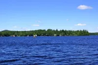 House in exceptional condition on Thomas Pond