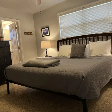 5-Star Home with Long Range View, Paved to the Door Accomodates 5 Large Vehicles
