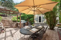 Newly Renovated Mtn Home w/ views, backyard oasis, 2 grills, near dwtn & Pools