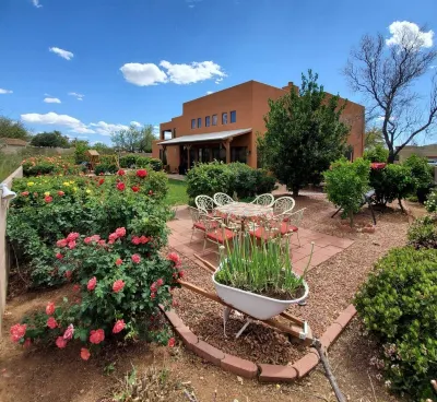 RESORT LUXURY OASIS PEACEFUL HOME-6BDRS 8BD 3 BT-PET friendly GARDEN HEATED POOL