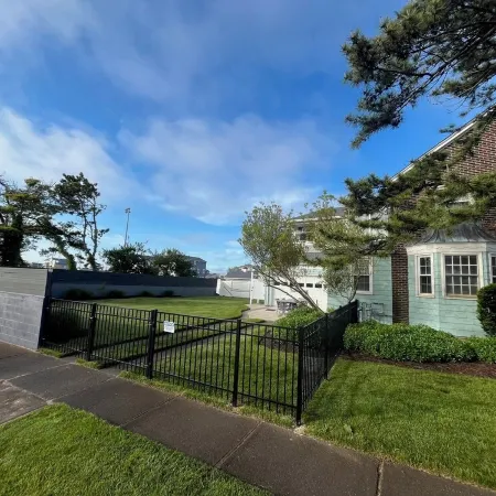 Ocean Ave 5Br: Huge Fenced Yard, Pet Friendly, 2 Houses to Beach + Shark Park!