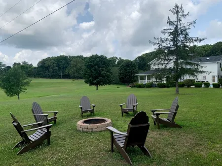 Willow Pond Nashville, A Private Luxury Five-Star Farmhouse Great for Lg Groups!
