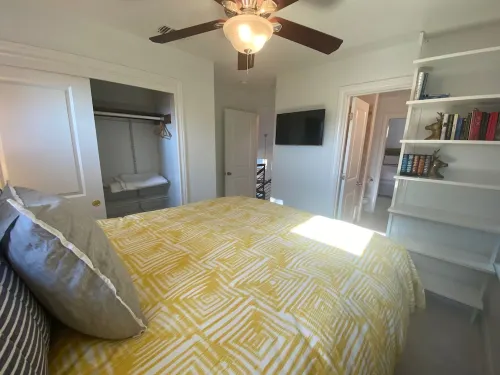 Lovely, bright house .4 miles from Main Street, private pool