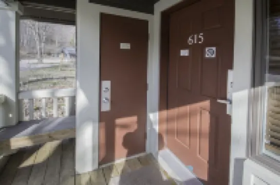 The Ski & Tee - 5 bdrm condo on 18th fairway & steps from ski trail