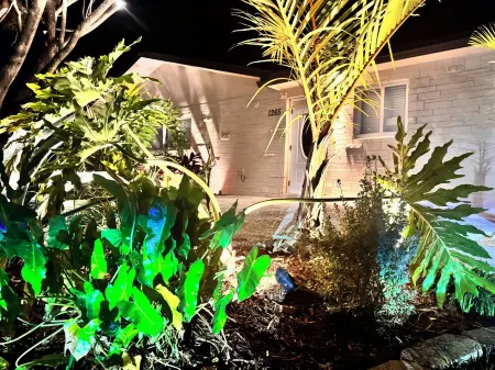 Tropical Luxury Retreat with Warm Pool, 5-Bedroom & Mini Golf, Impact Windows Отели рядом с достопримечательностью «Маунтс Ботаникал Гарден»