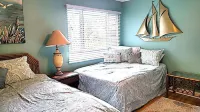Walk to Flora-Bama, 15% weekly discount, Ground Level, Private Beach, Boat Slips Southwest Library附近的飯店