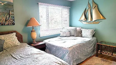 Walk to Flora-Bama, 15% weekly discount, Ground Level, Private Beach, Boat Slips