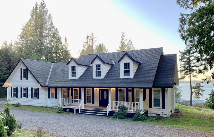 Amazing sunsets!! Water view, hot tub, close to town, fire pit.