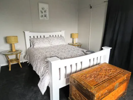 Country cottage in the heart of the Granite Belt Отели в г. Станторп