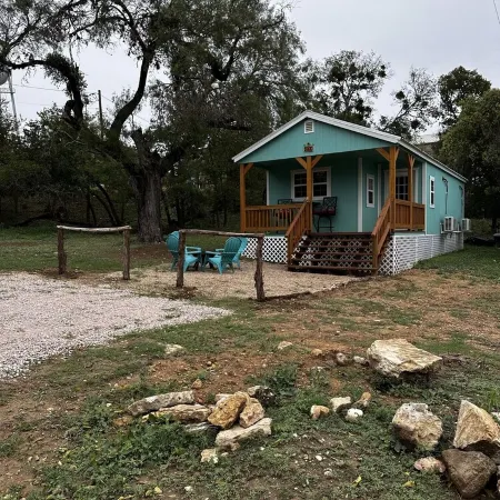 Casa Azul - Cozy cabin centrally located downtown Bandera