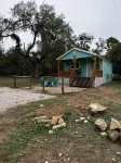 Casa Azul - Cozy cabin centrally located downtown Bandera Suzoo's Wool Works 주변 호텔