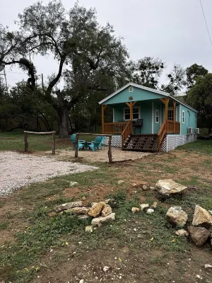 Casa Azul - Cozy cabin centrally located downtown Bandera Hotels in Bandera