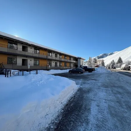 New & Stylish 2 bedroom condo with great views. Close to downtown & ski lifts