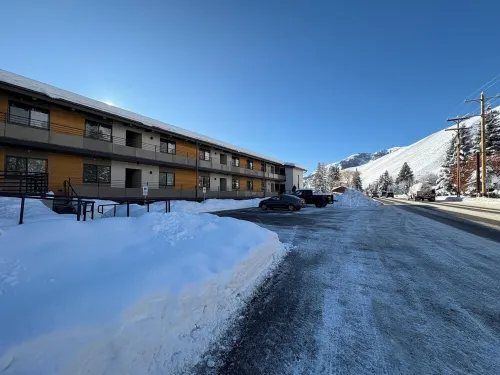 New & Stylish 2 bedroom condo with great views. Close to downtown & ski lifts