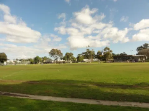 GREAT/SPACIOUS TWO BEDROOM GROUND FLOOR UNIT ONLY 5 MINUTES FROM THE CITY! Hotels in Walkerville