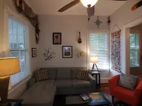 Casa Tranquila, Walk Everywhere Sleeps 2, Comfy, Stylish, Parking, Uptown Area