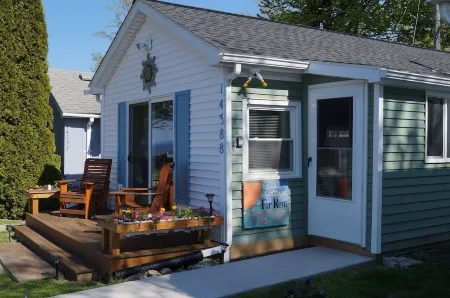 Lakefront 2 BR Cottage - Between Rochester and Niagara Falls