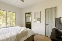 Dripping Springs Dream House with pool, views, and privacy - sleeps 8!