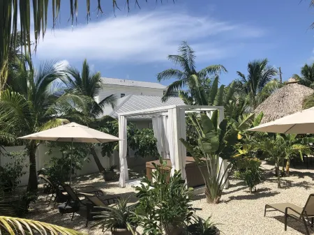 Tropical Gateway to the Beaches. Caribbean Tiki Hut feeling - w/m discounts