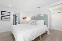 Private Salt Water Pool & Spa, WALK TO BEACH, near Bean Point, GROUND LEVEL.