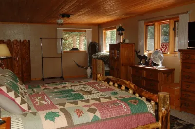 COZY DECK CABIN  :   Peaceful Beauty Nestled In The Mountains Hotel dekat Williams Lake