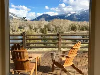 Stunning views right on the Majestic Yellowstone River! Hotels in Pray