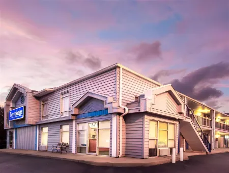 Travelodge by Wyndham Virginia Beach Bay Beach Отели рядом с достопримечательностью «Парк штата Ферст Ландинг»