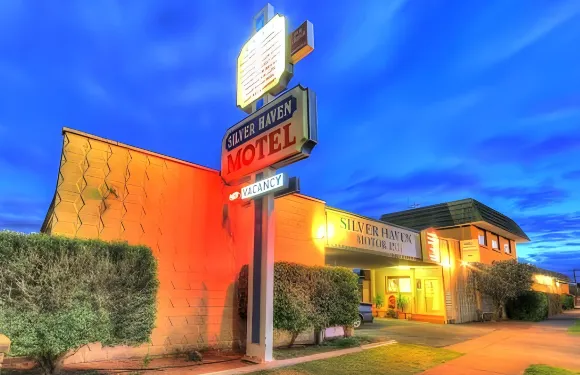 銀黑文汽車旅館