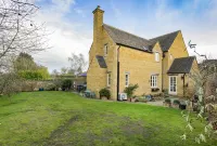 Chipping Campden Modern House, Garden, upstairs/downstairs bedrooms/bathrooms.