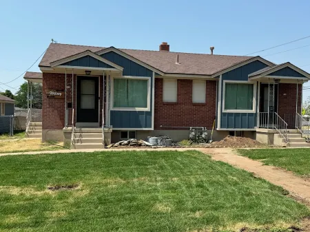 Warm and friendly house in Clearfield with AC, WiFi, 2 king beds, 2 bathrooms