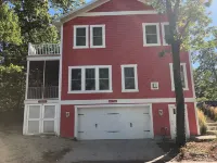 One hour & 15 minutes from Chicago!  Create family traditions at Big Red! 密西根市沙灘附近的飯店