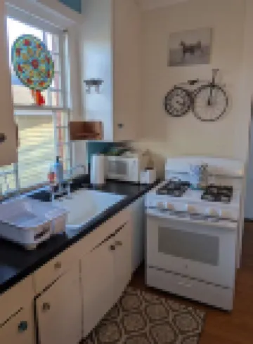 Charming bungalow near downtown Round Rock! High speed Wi-Fi!